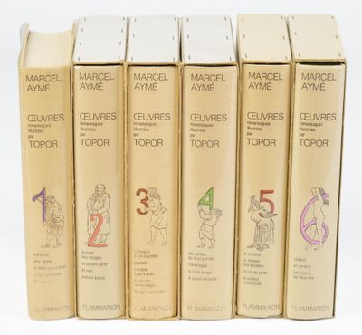 cinq livres alignés sur une surface blanche, sur fond blanc