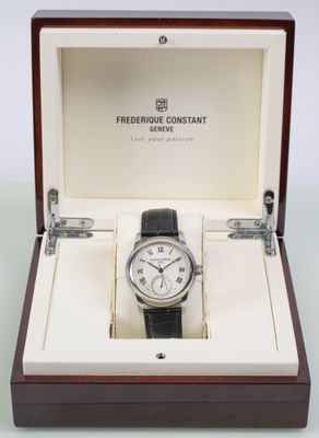 une photo d'une montre dans un coffret en bois posé sur une table