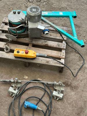 a picture of a bunch of tools that are on a pallet