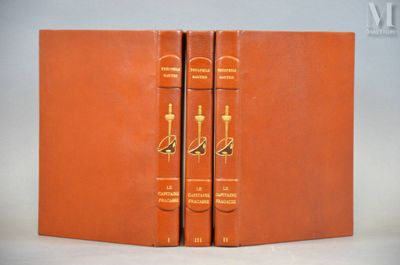 trois livres sont empilés sur une table