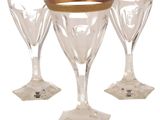 trois verres à vin transparents avec des bords dorés sur fond blanc