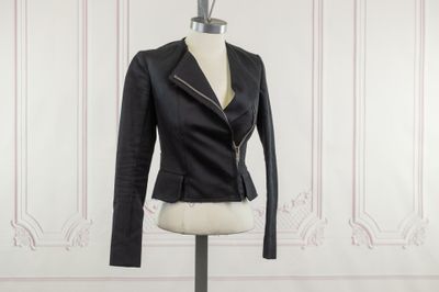 la veste noire est sur un mannequin, un mannequin, un mannequin, un mannequin, un mannequin, un mannequin, un mannequin, un mannequin, un manne