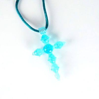 DAUM : Pendentif "Croix" en pâte de verre teinté bleu-turquo…
