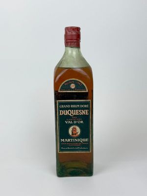 l'image d'une bouteille d'alcool posée sur une surface blanche