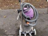 un aspirateur posé sur un chariot dans la rue