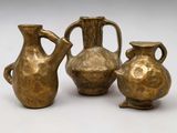 trois vases posés l'un à côté de l'autre sur une table