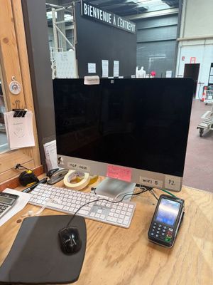 un bureau sur lequel se trouvent un clavier, une souris et un écran