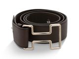 ceinture en cuir marron avec des boucles argentées sur fond blanc