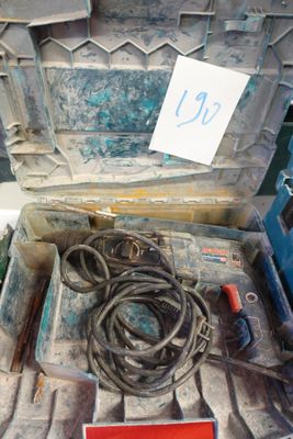 une valise ouverte contenant des outils, posée sur une table