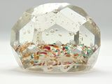un gros cristal contenant de nombreuses petites pierres