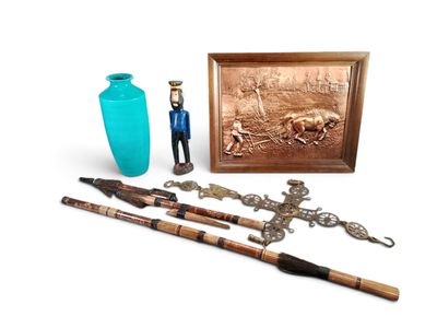 la photo d'une photo représentant un homme avec une canne, un vase et d'autres objets