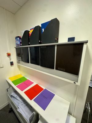 un bureau sur lequel sont posés un écran d'ordinateur et une imprimante