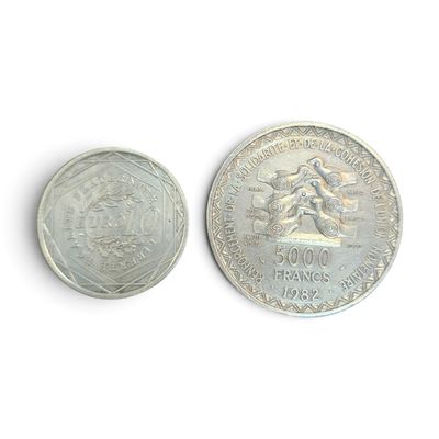l'image d'une pièce d'argent et une pièce d'argent posée sur une surface blanche