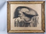 une vieille photo d'une femme, la main posée sur le menton