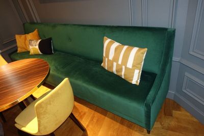 SUR DESIGNATION : Une banquette velours vert avec trois cous…