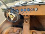 le tableau de bord d'une voiture, avec un volant et des jauges