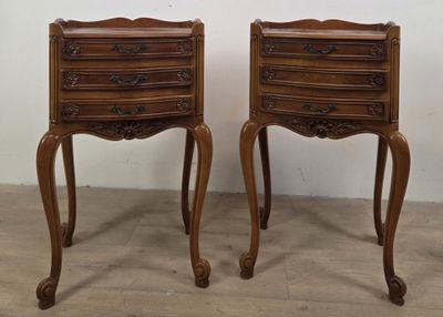 paire de tables de chevet anciennes de style français aux pieds sculptés