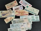 Plusieurs billets de banque différents sont disposés sur une surface noire
