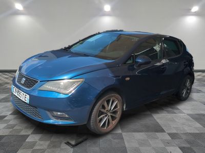 la voiture bleue est garée sur un sol en damier dans le garage