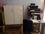 un bureau avec une chaise et une armoire dans une pièce