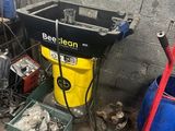 une photo montrant un seau contenant du matériel de nettoyage et un chariot rempli d'outils