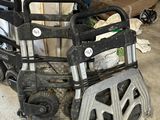 une photo d'un fauteuil roulant garé dans un garage