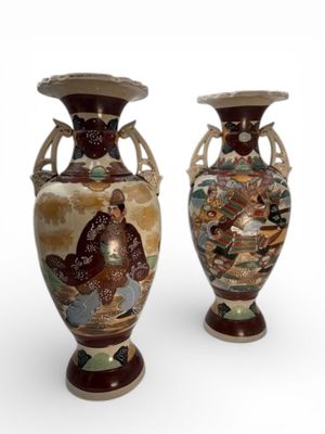 Paire de vases en faïence et émaux polychrome à décor de per…