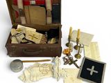 une vieille valise contenant de nombreux objets