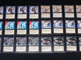 certaines cartes sont posées sur une table, et il y en a beaucoup