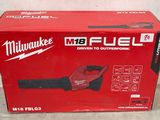 Le carton du souffleur à fil Milwaukee M1 Fuel est par terre.