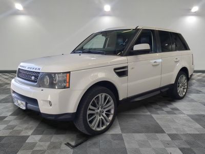 une photo d'un Land Rover blanc garé sur un sol à damier