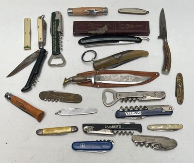 de nombreux types de couteaux différents et des couteaux sur la table