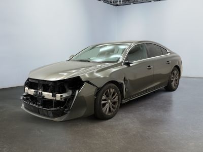 une photo d'une voiture qui a été gravement endommagée