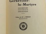 un livre ouvert sur lequel figure l'image en noir et blanc d'un phoque