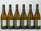 six bouteilles de vin sont alignées sur une surface blanche