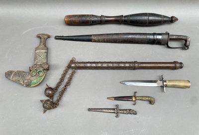 un grand nombre d'objets différents posés sur une table