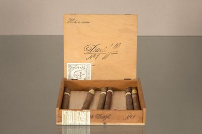 une photo d'une boîte de cigares posée sur une table