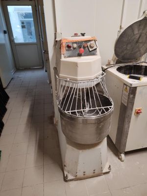 une photo d'une cuisine avec un mixeur et une machine à laver