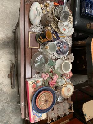 Lot de bibelots divers, plat, boite couverte et divers