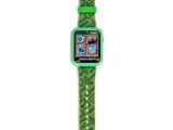 un gros plan d'une montre avec un bracelet vert