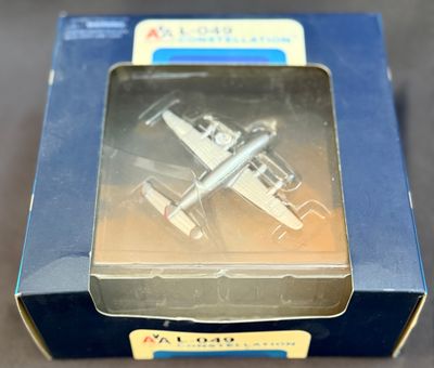 une boîte contenant une maquette d'avion