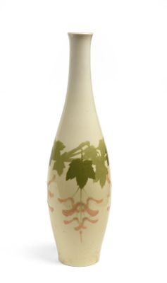 un vase blanc orné de feuilles vertes sur fond blanc