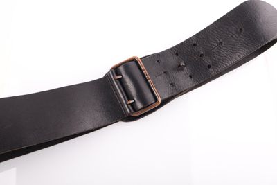 BURBERRY. Large Ceinture en cuir noir.