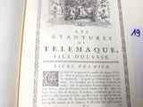 un livre ouvert sur lequel figure l'image d'un homme à cheval