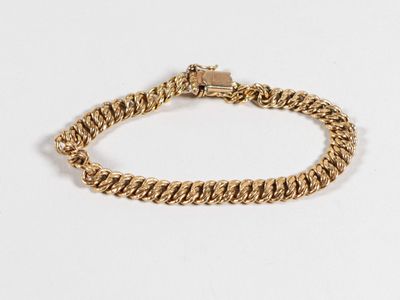 un bracelet à chaîne en or avec un fermoir sur fond blanc