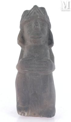 une image représentant une statue d'une femme assise sur une surface blanche