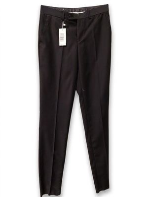 un pantalon noir avec une étiquette blanche sur le côté
