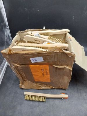 une boîte de brosses et une boîte de peignes posées par terre