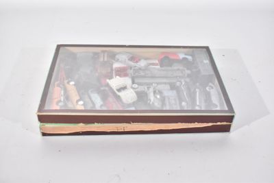 une boîte avec un tas d'outils à l'intérieur