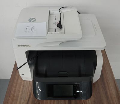 une imprimante posée sur un bureau